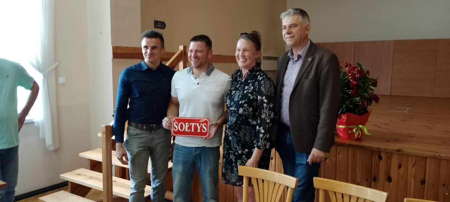 Sołtys Grodziszcza wraz z wójtem gminy i radnym