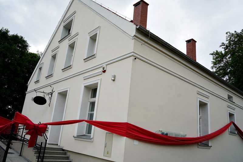 Dom nz Wzgórzu po remoncie opasany czerwoną kokardą kokardą