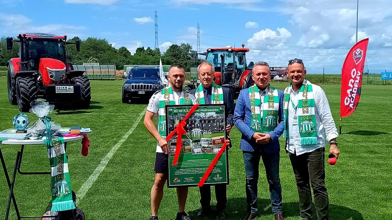 Sportowcy i samorządowcy podczas obchodów w Mokrzeszowie