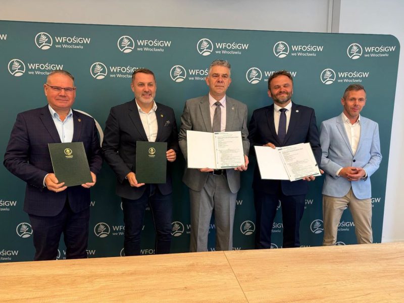 Uczestnicy podpisania umowy na tworzenie spółdzielni energetycznej