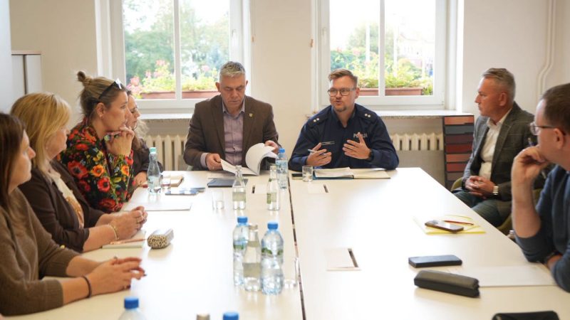 Uczestnicy narady w sprawie bezp. w placówkach oświatowych siedzący w sali narad za stołami
