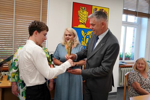 PRYMUSI OSOBOWOSCI 2026071