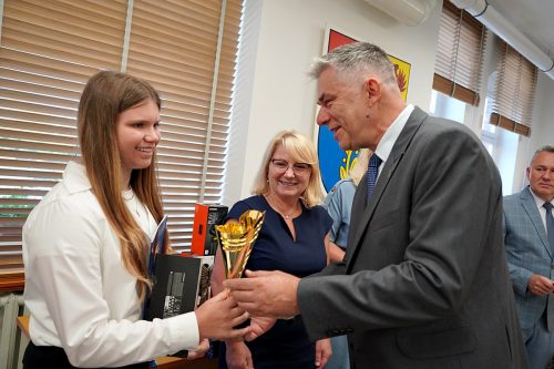 PRYMUSI OSOBOWOSCI 2026123