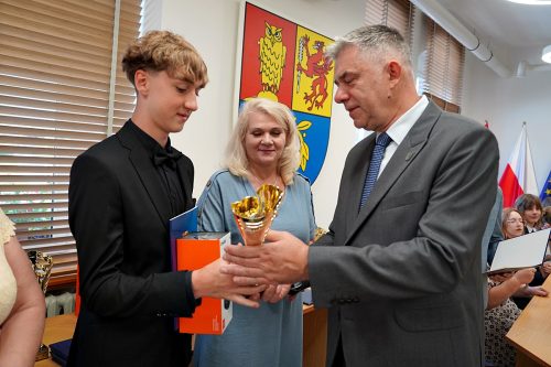 PRYMUSI OSOBOWOSCI 2026154