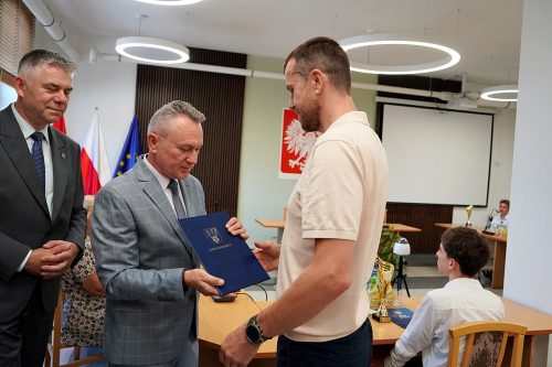 PRYMUSI OSOBOWOSCI 2026206