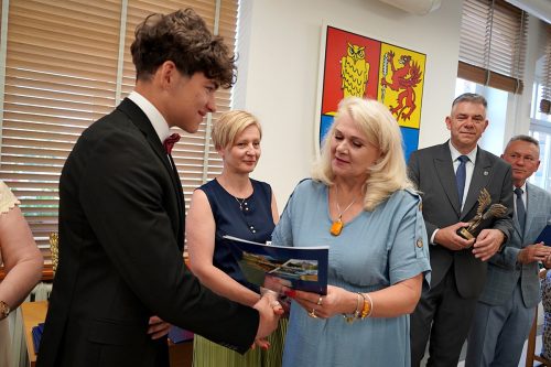 PRYMUSI OSOBOWOSCI 2026290