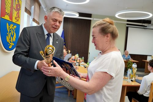PRYMUSI OSOBOWOSCI 2026378