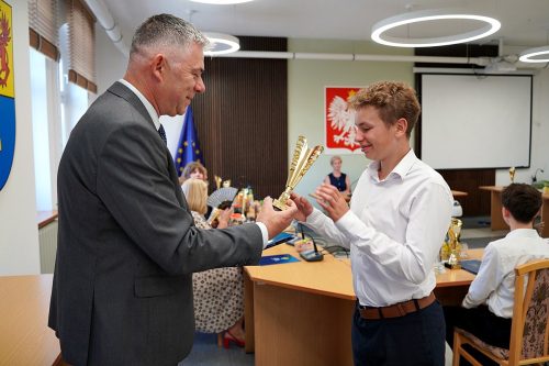 PRYMUSI OSOBOWOSCI 2026397