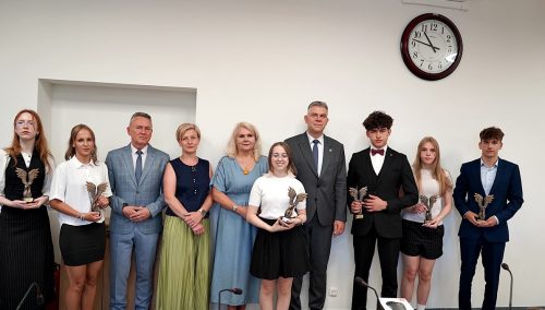 PRYMUSI OSOBOWOSCI 2026418