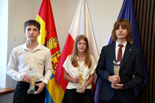 PRYMUSI OSOBOWOSCI 2026439