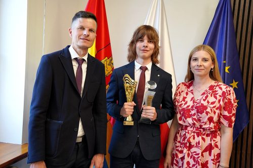 PRYMUSI OSOBOWOSCI 2026447